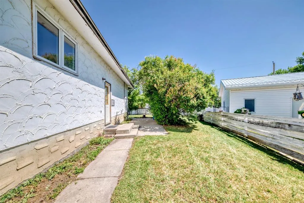 418 Ellis Crescent