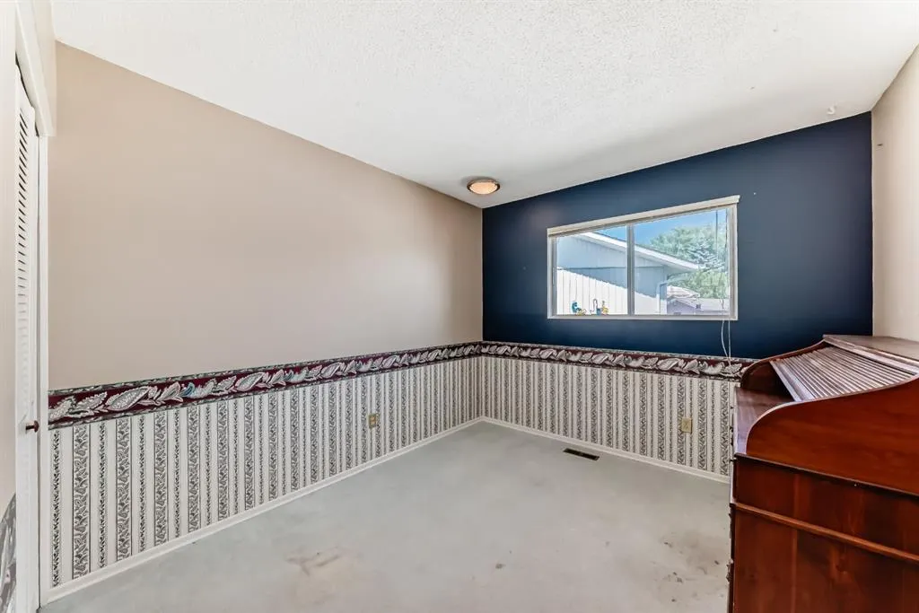 418 Ellis Crescent