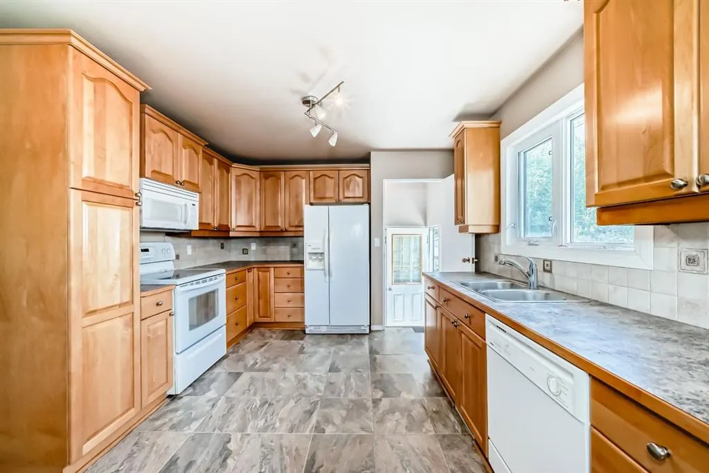 418 Ellis Crescent