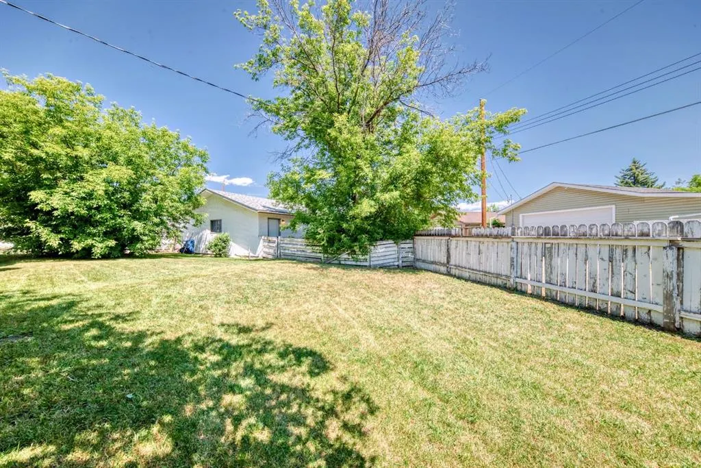 418 Ellis Crescent