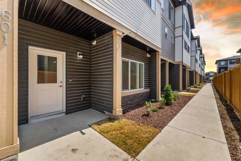 90 Corner Meadows Manor NE, #601