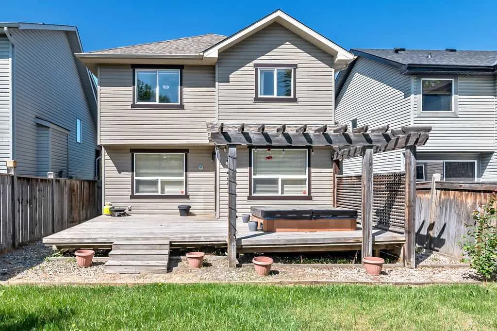 18 Auburn Bay Court SE