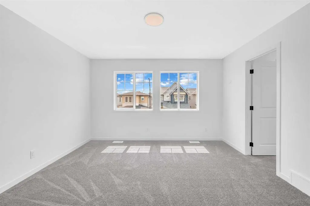 32 Rowmont Common NW
