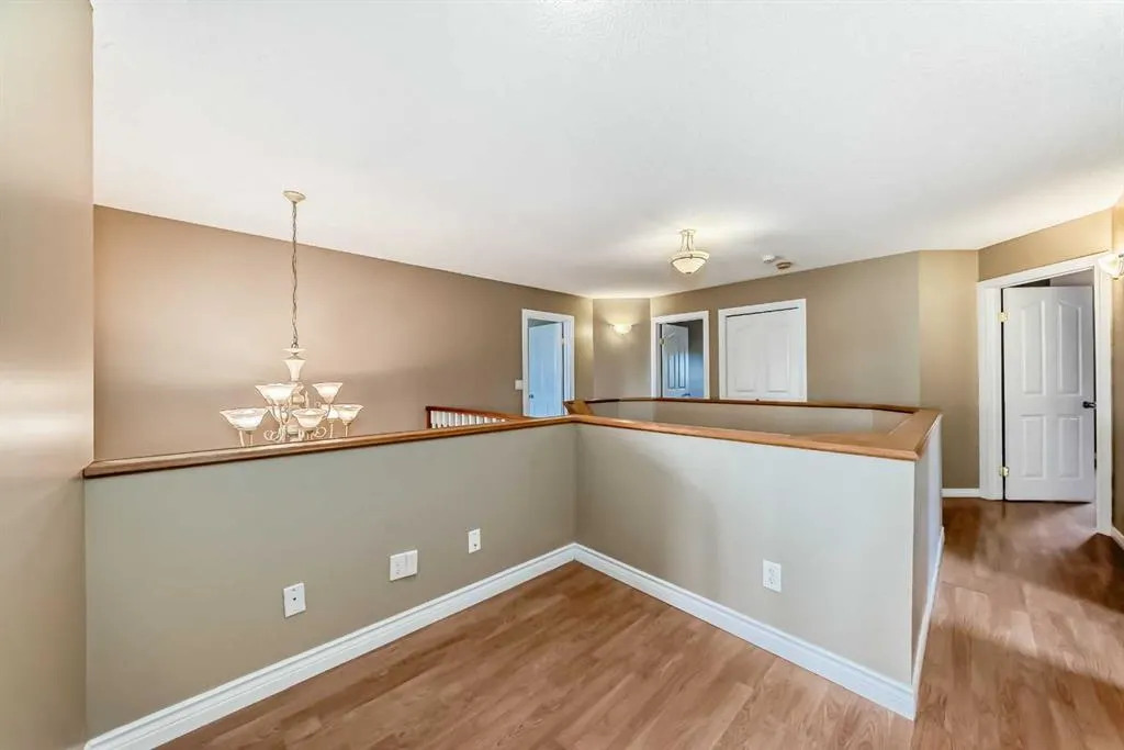 310 Highwood Village Place NW