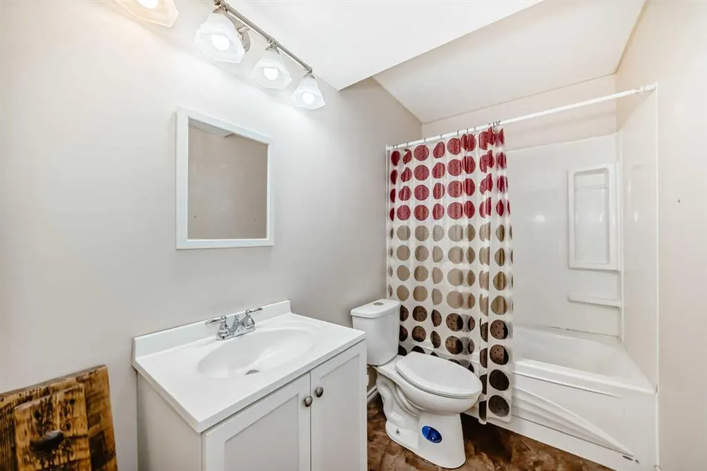 310 Highwood Village Place NW