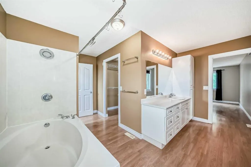 310 Highwood Village Place NW