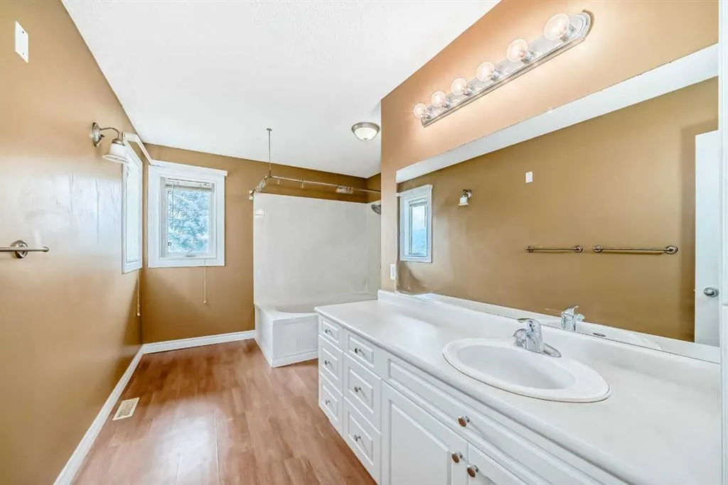 310 Highwood Village Place NW