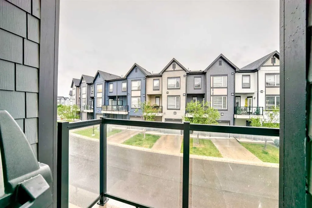 15 Evanscrest Park NW, #208