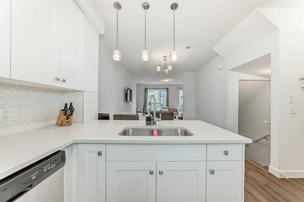 15 Evanscrest Park NW, #208