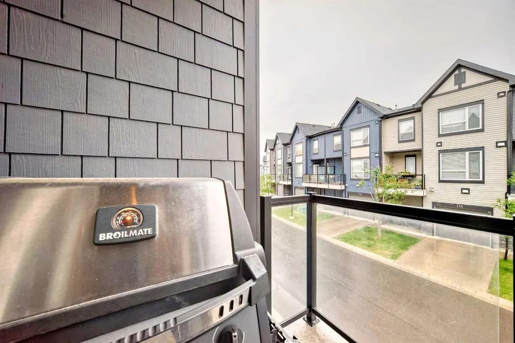 15 Evanscrest Park NW, #208