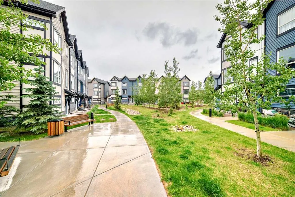 15 Evanscrest Park NW, #208