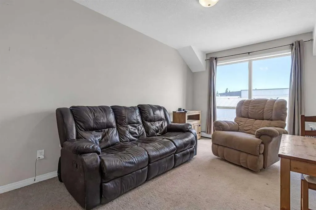 1010 Railway Street, #207