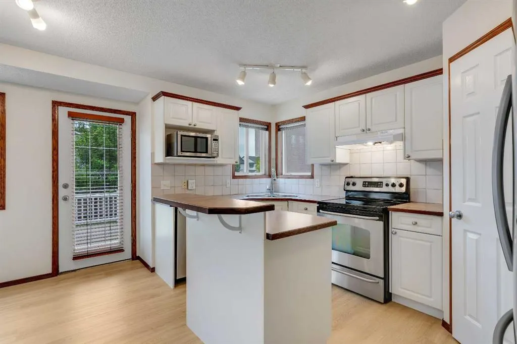 44 Tuscany Way NW