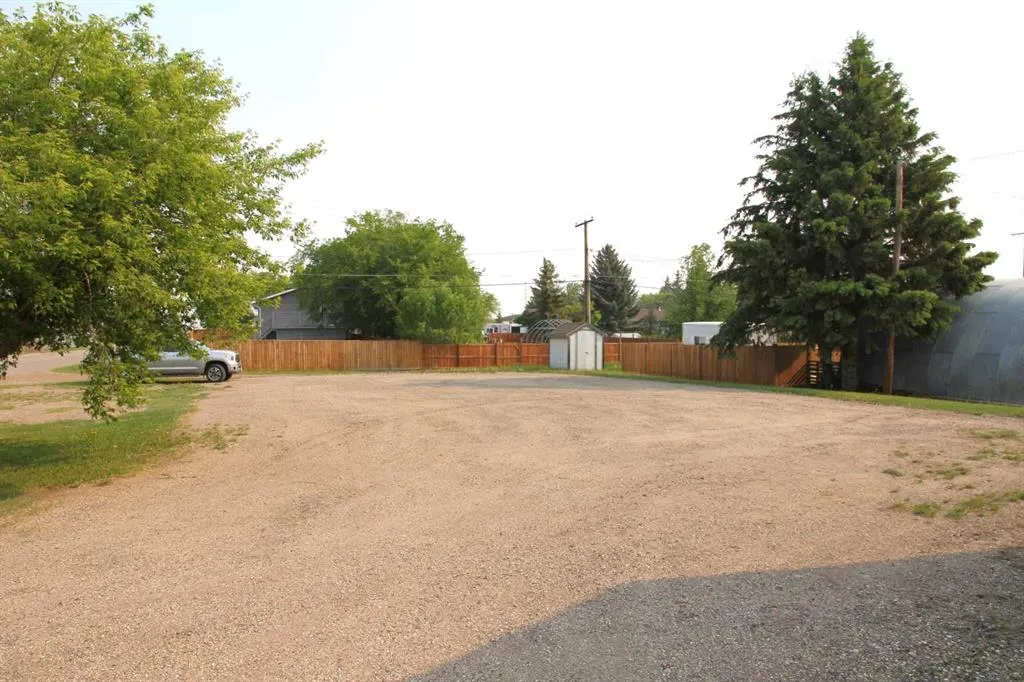118 4 Avenue W