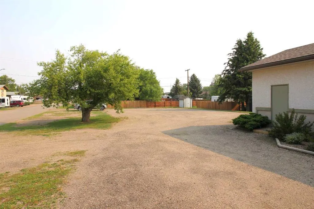 118 4 Avenue W