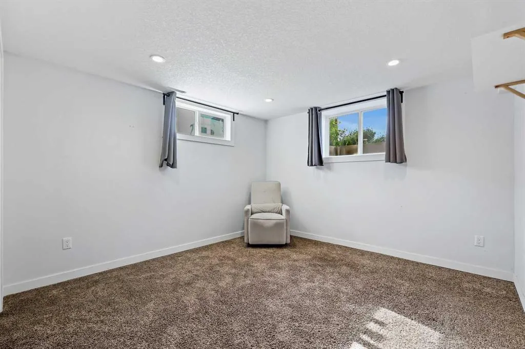 92 Governor Drive SW