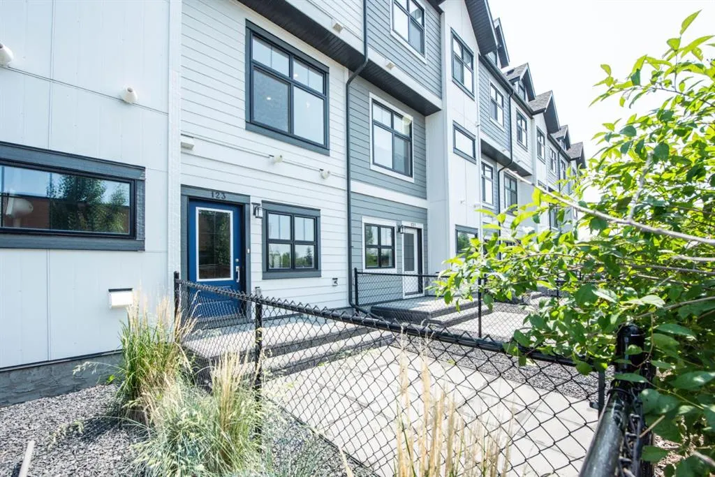 123 Les Jardins Park SE