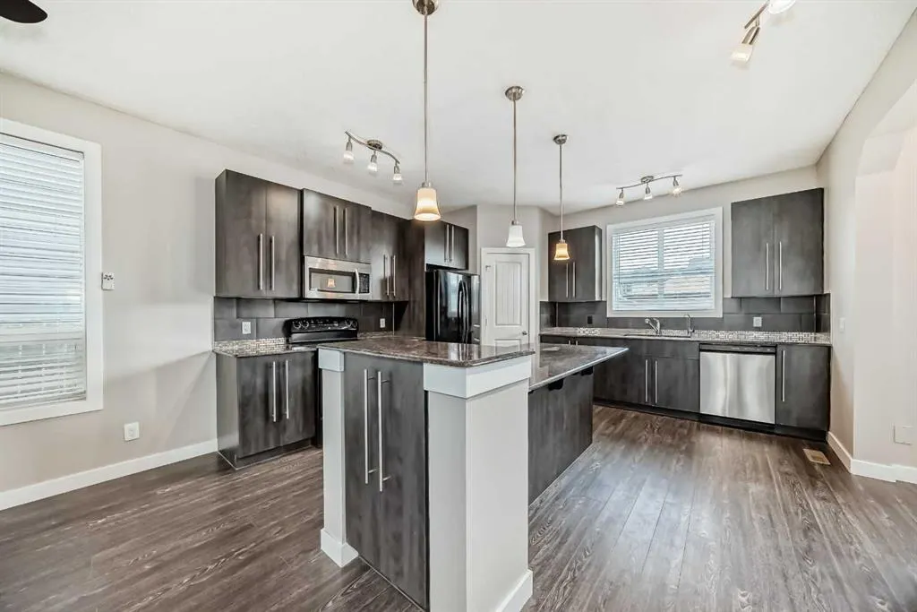 11 Skyview Springs Manor NE