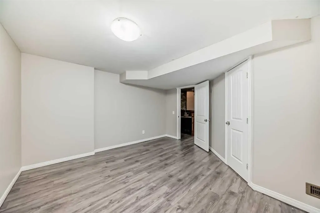 11 Skyview Springs Manor NE