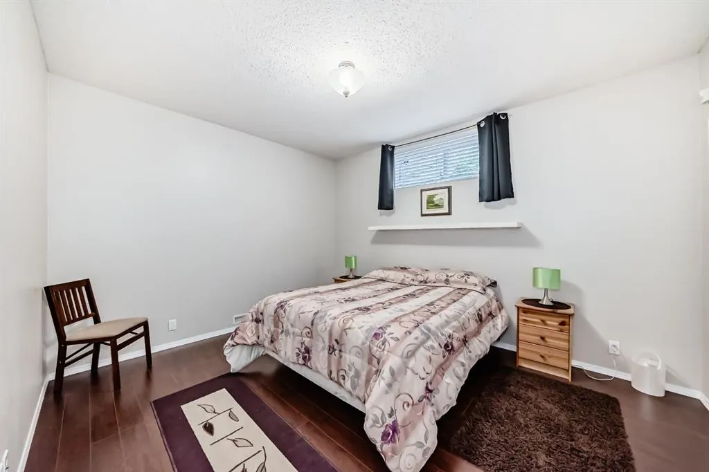 42 Inverness Close SE