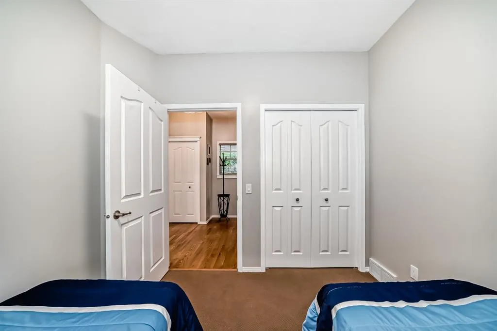 42 Inverness Close SE