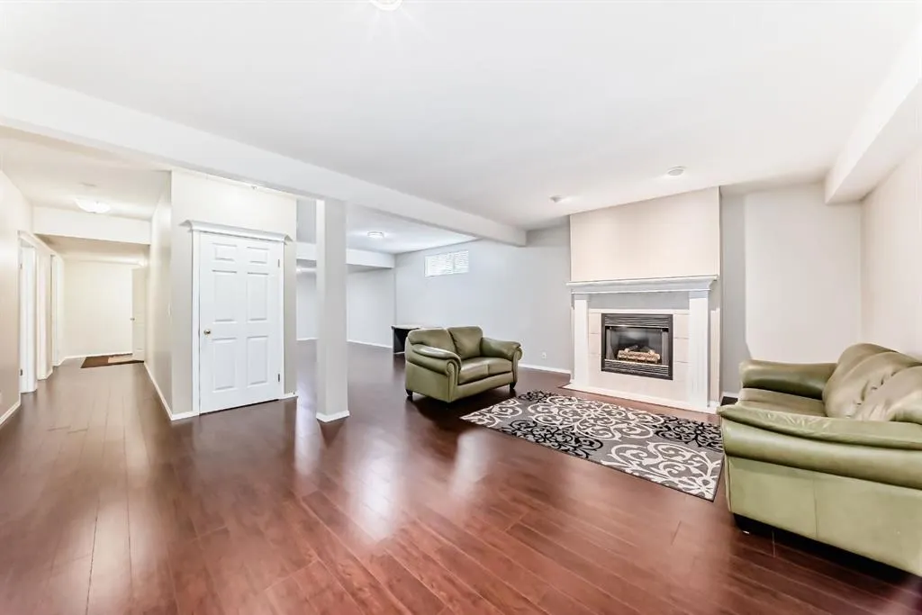 42 Inverness Close SE