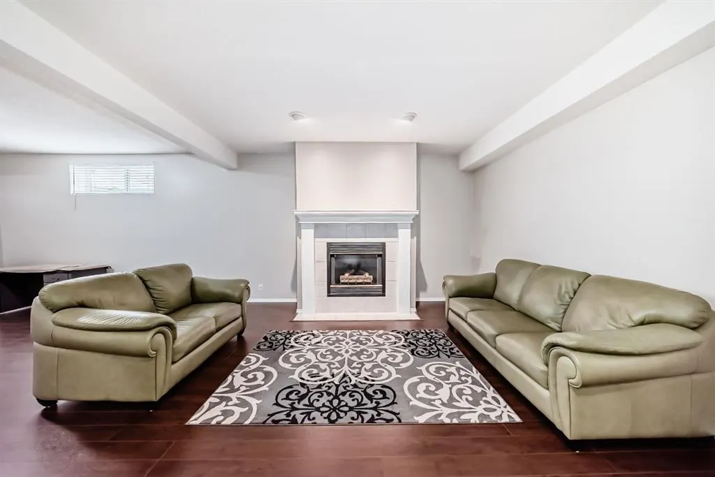 42 Inverness Close SE