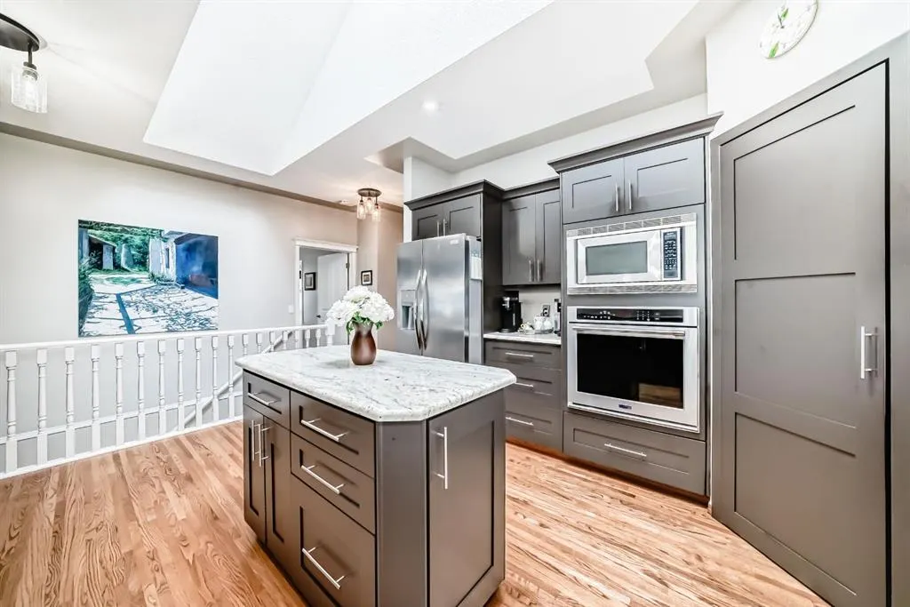 42 Inverness Close SE