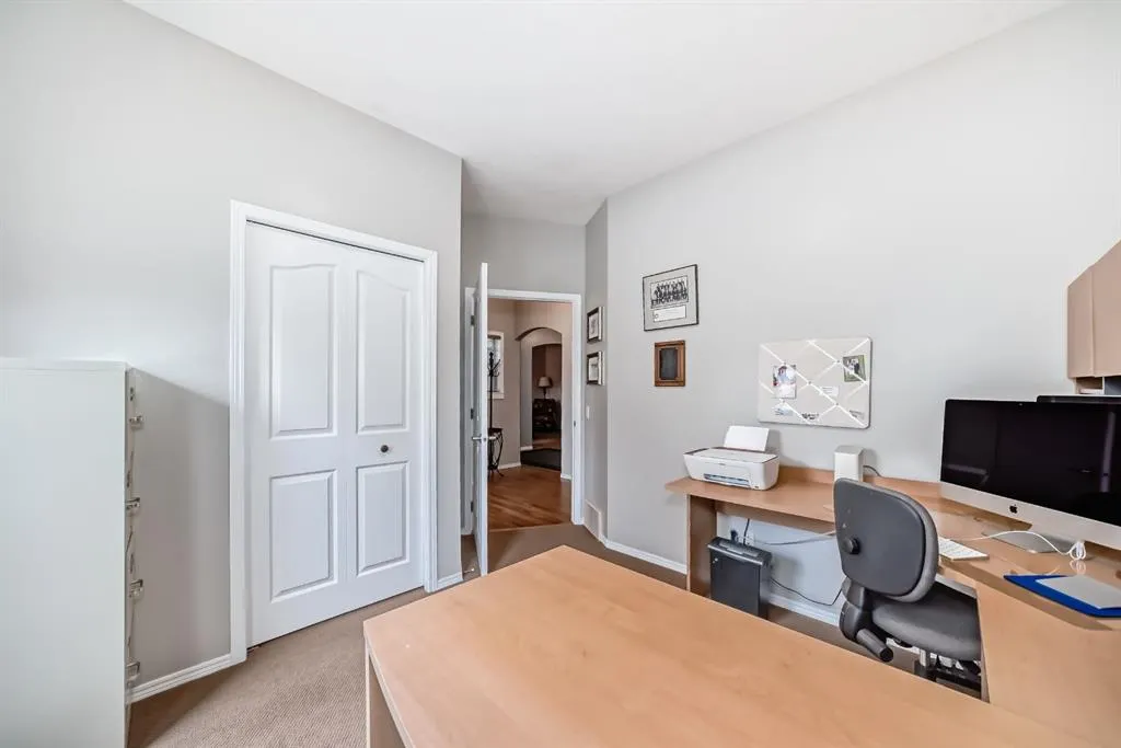 42 Inverness Close SE