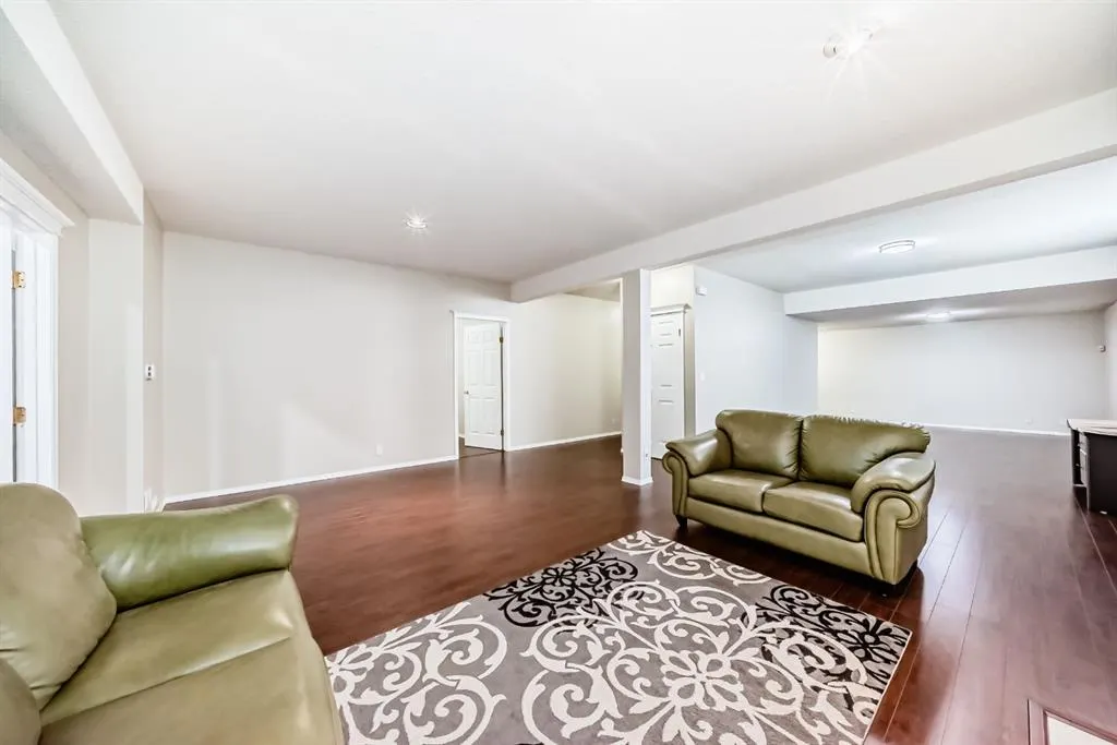 42 Inverness Close SE