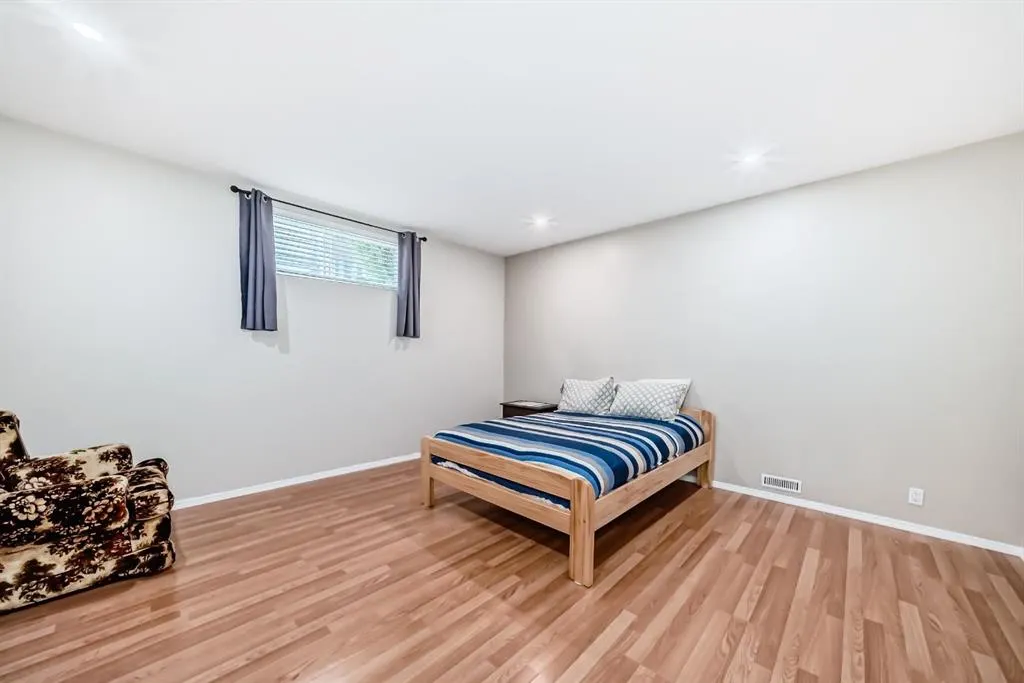42 Inverness Close SE