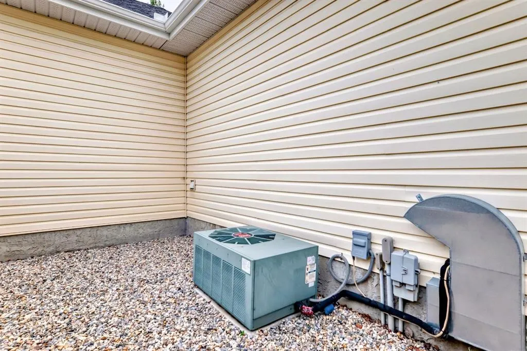 42 Inverness Close SE