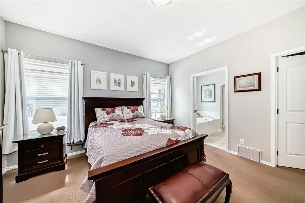 42 Inverness Close SE