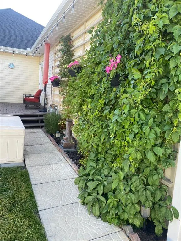 42 Inverness Close SE