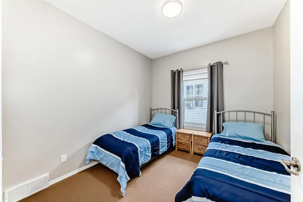 42 Inverness Close SE