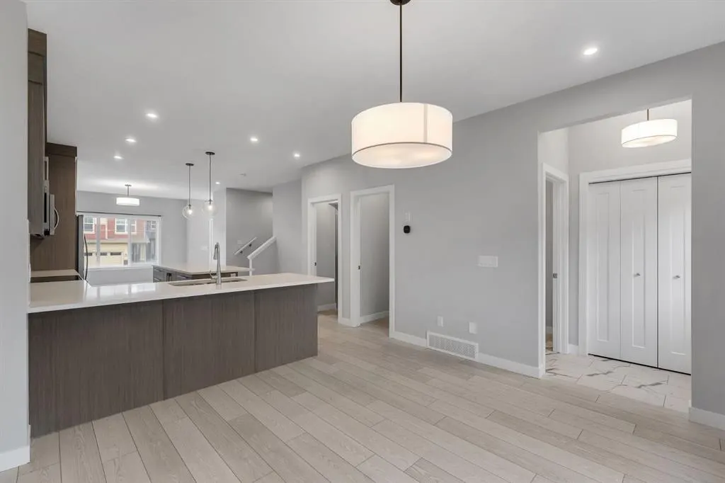 372 Carringvue Place NW