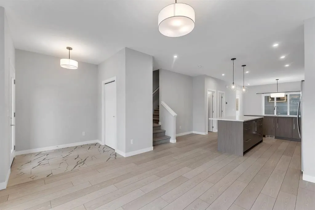 372 Carringvue Place NW