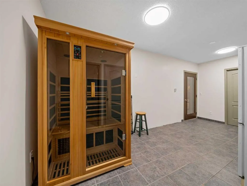 146 Edgeview Road NW