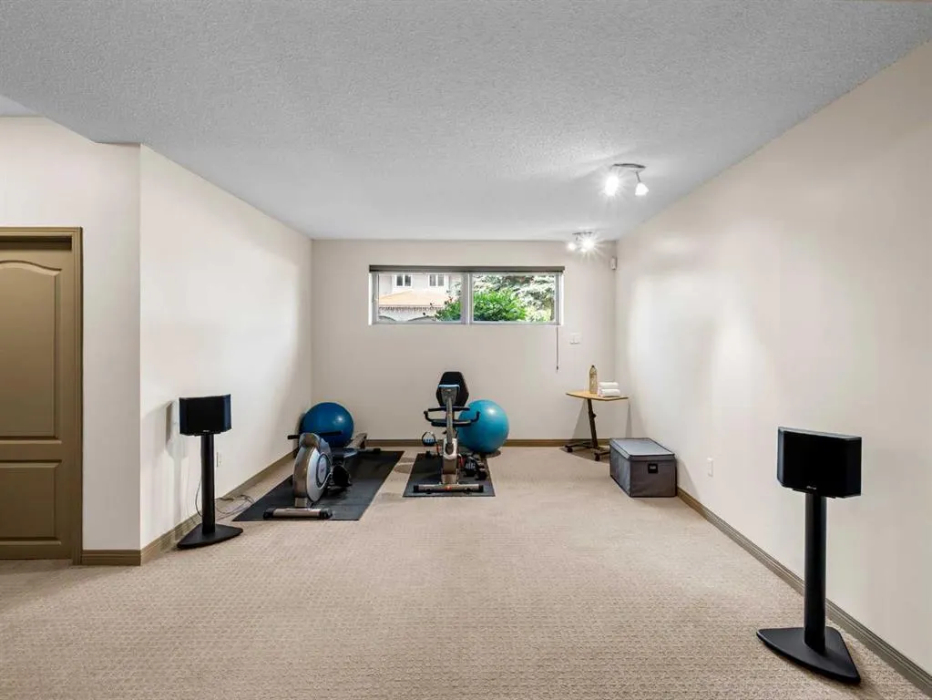 146 Edgeview Road NW