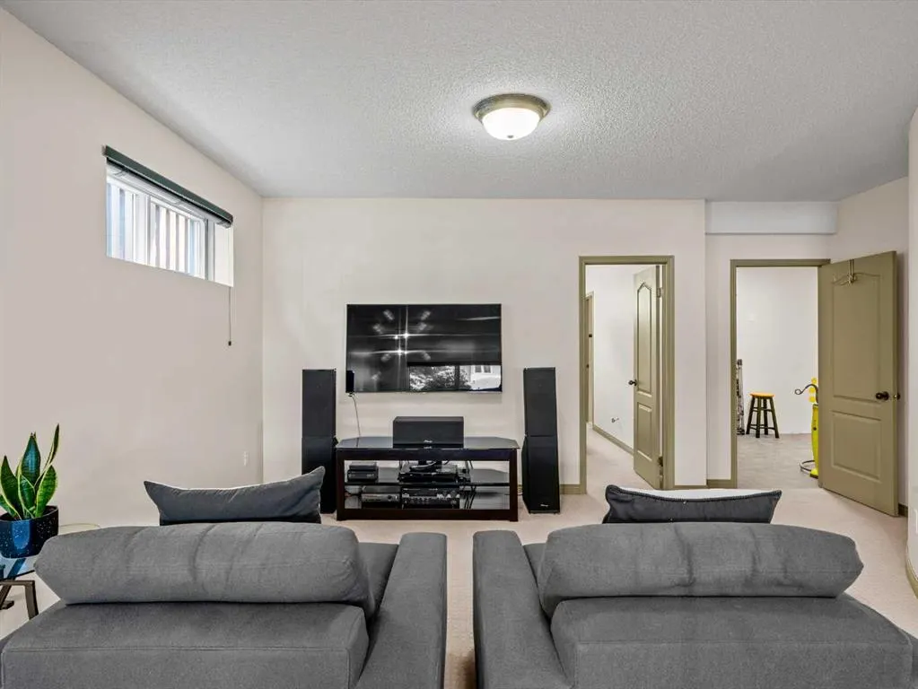 146 Edgeview Road NW