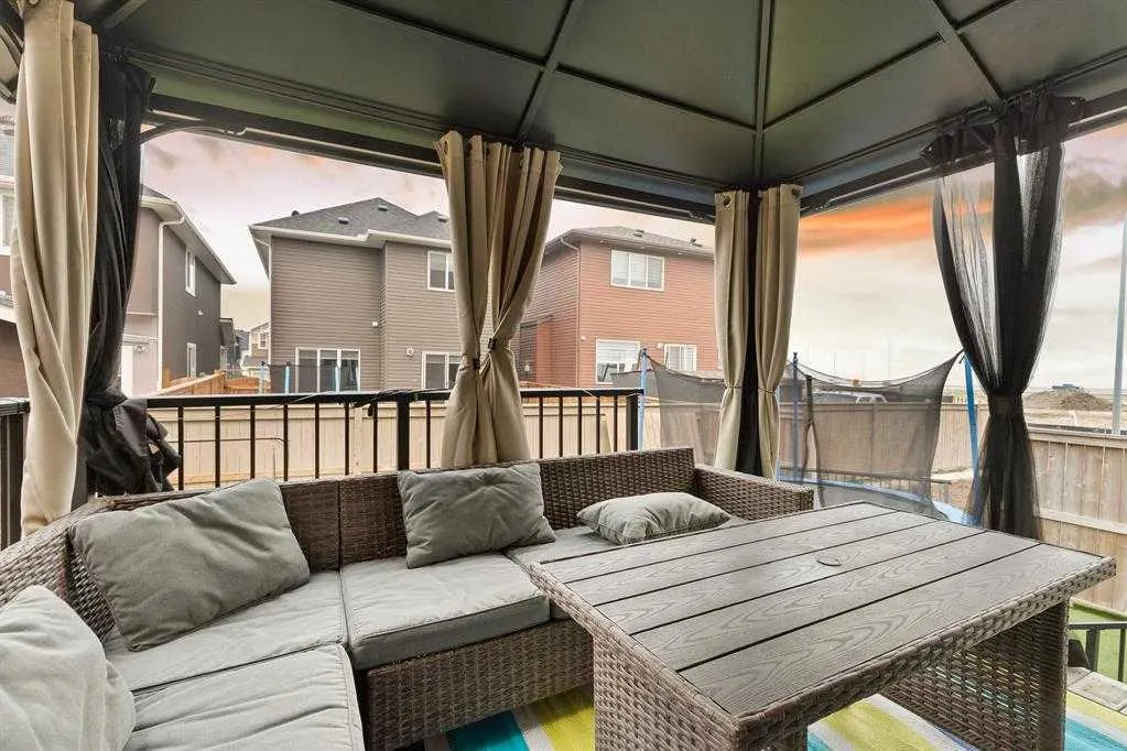 143 SADDLESTONE Park NE