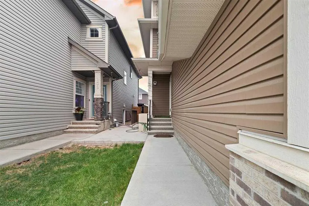 143 SADDLESTONE Park NE