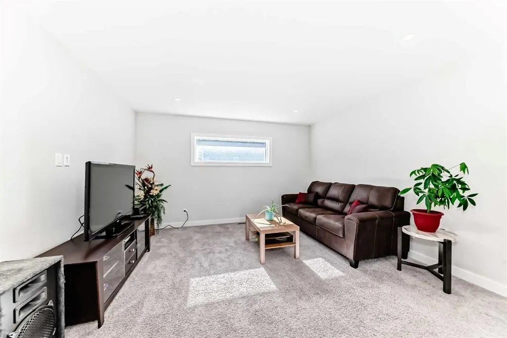153 Carringsby Way NW