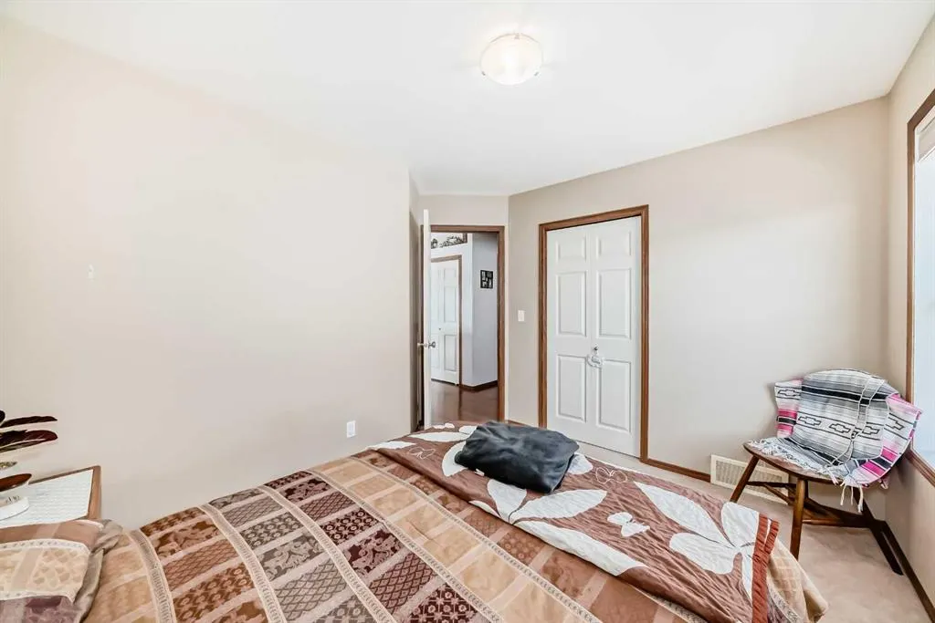 6304 60 Street Close
