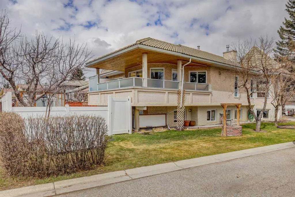 220 Santana Bay NW