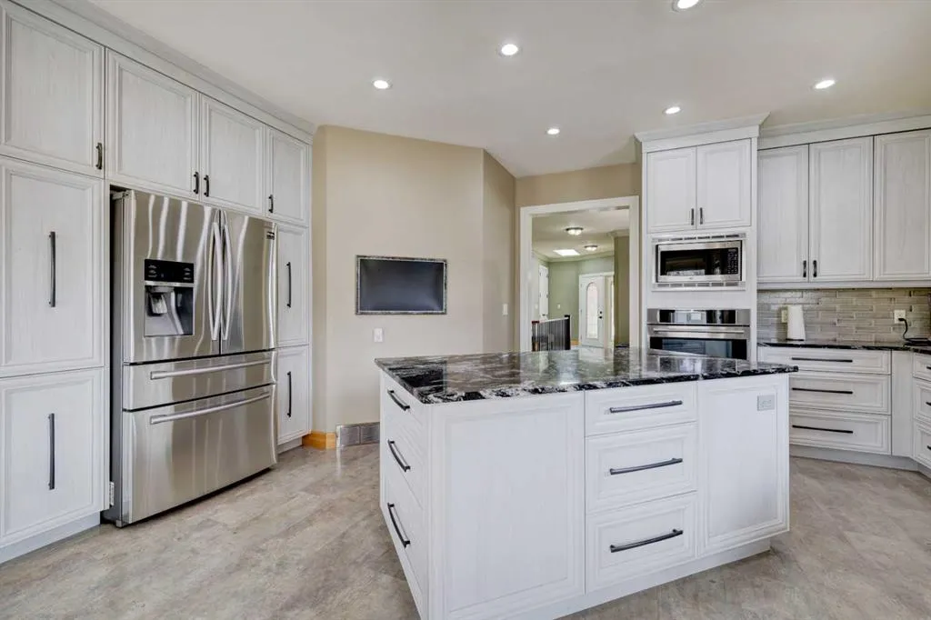 220 Santana Bay NW