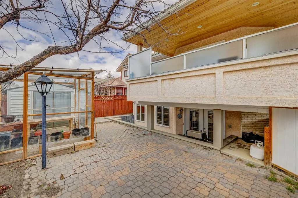 220 Santana Bay NW