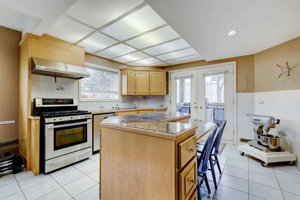 220 Santana Bay NW