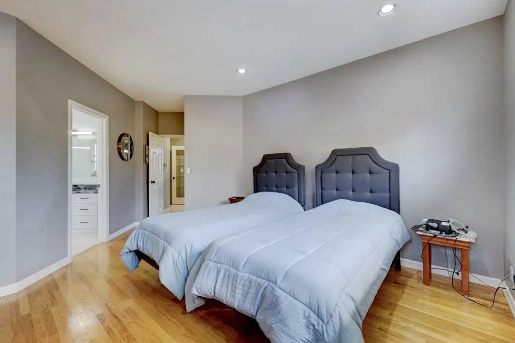 220 Santana Bay NW