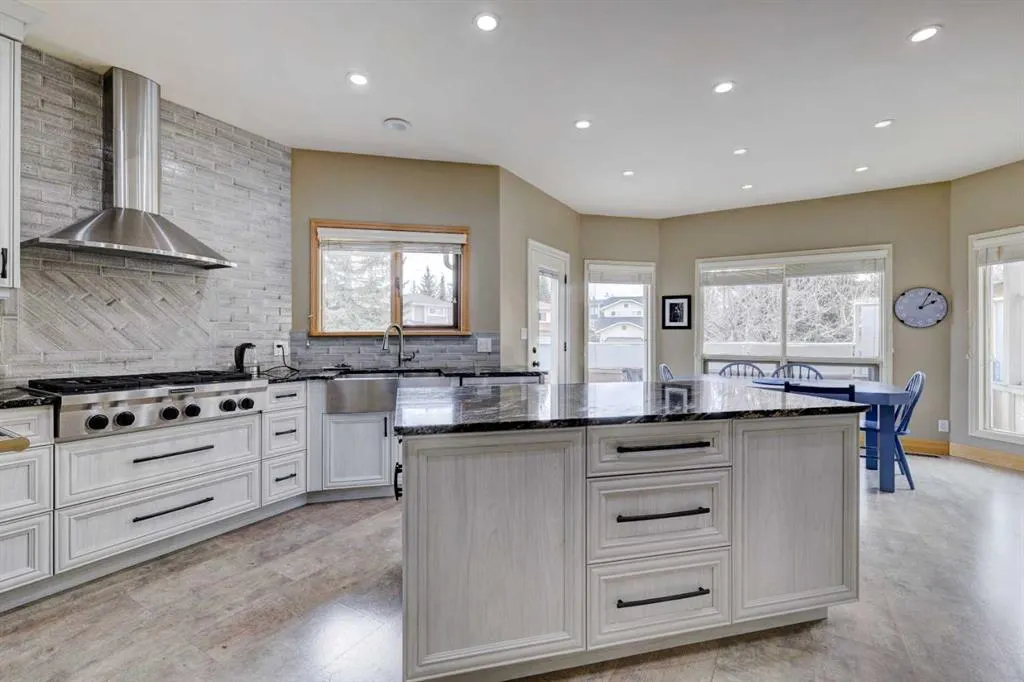 220 Santana Bay NW